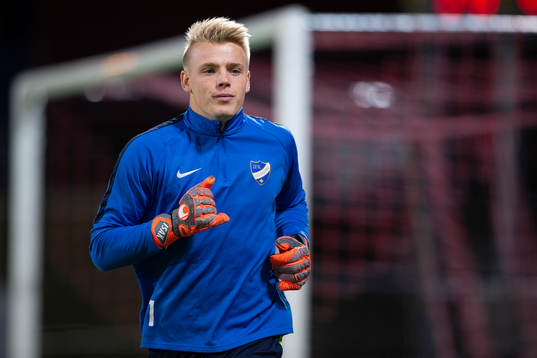Norrköpings målvakt Isak Pettersson värmer upp