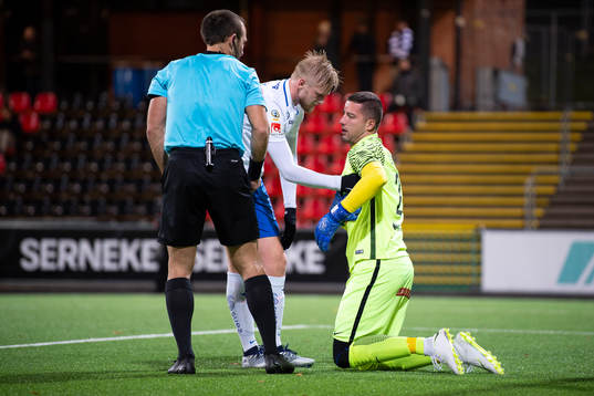 Brommapojkarnas målvakt Nikola Petric  klappas om av