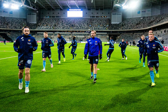 Djurgårdens spelare värmer upp innan fotbollsmatchen i