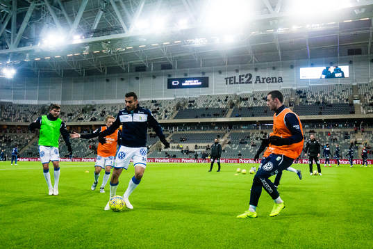IFK Göteborgs spelare värmer upp innan fotbollsmatchen i