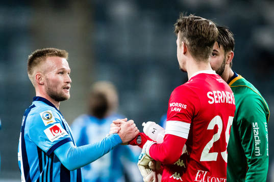 Djurgårdens Nicklas Bärkroth tar i hand med IFK