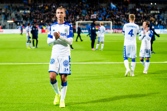 IFK Göteborgs Benjamin Nygren applåderar supportrar