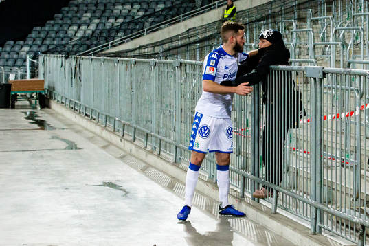 IFK Göteborgs Emil Salomonsson med en supporter