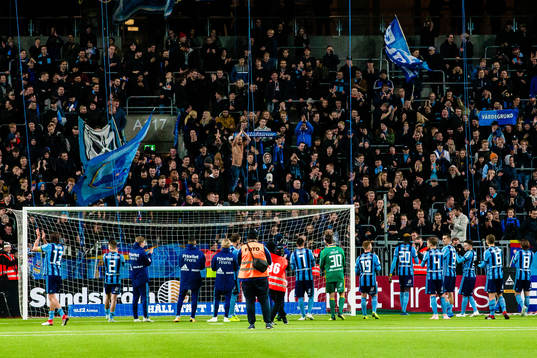 Djurgårdens spelare jublar med supportrar