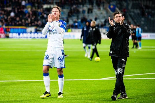 IFK Göteborgs August Erlingmark applåderar supportrar