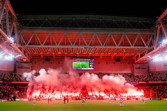 Djurgårdens supportrar med bengaler