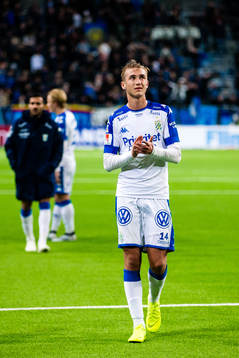 IFK Göteborgs Benjamin Nygren applåderar supportrar