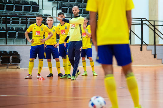 Assisterande förbundskapten Anders Magnusson instruerar