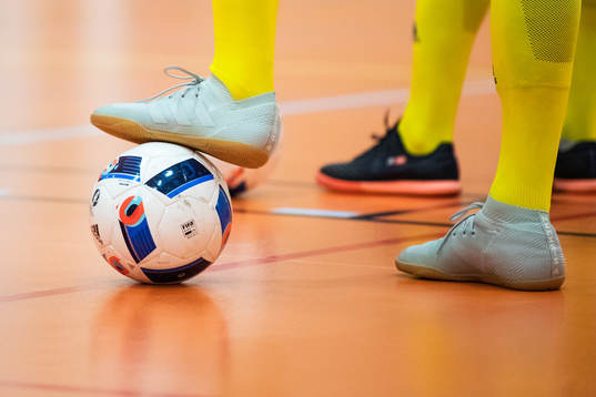 Futsalskor och futsalbollar