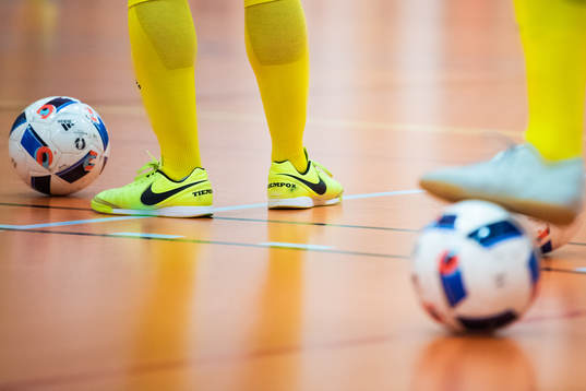 Futsalskor och futsalbollar