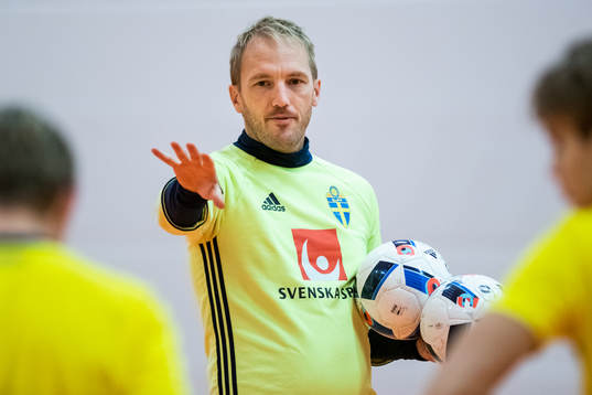 Förbundskapten Lars Ekdahl instruerar spelare