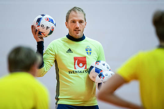 Förbundskapten Lars Ekdahl instruerar spelare