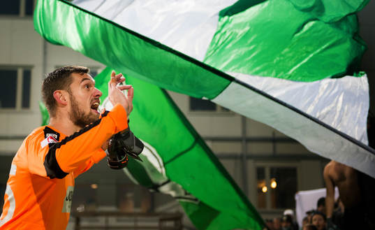Hammarbys målvakt Davor Blazevic pratar med publiken
