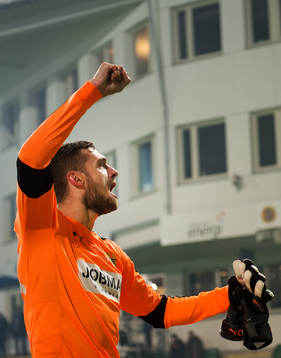 Hammarbys målvakt Davor Blazevic jublar