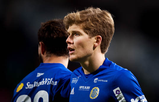 Sundsvalls Oliver Berg ställer upp en frisparksmur