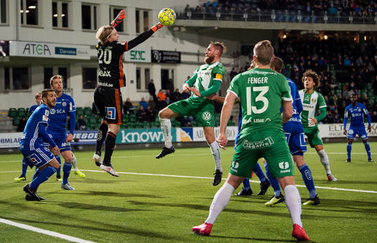 Sundsvalls Sundsvalls målvakt William Eskelinen räddar en
