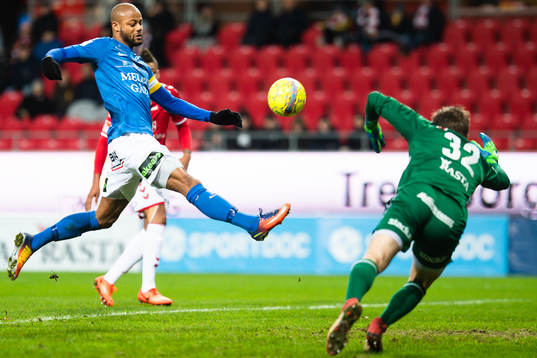 Trelleborgs Salif Camara Jönsson och Kalmars målvakt