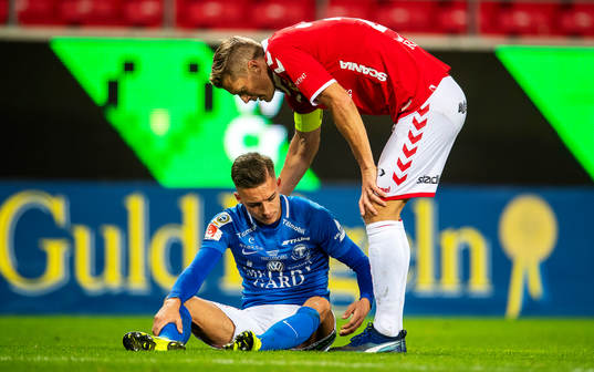 Trelleborgs Felix Hörberg deppar och tröstas av Kalmars