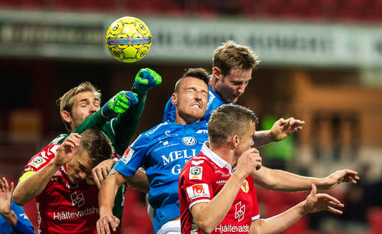 Kalmars målvakt Lucas Hägg-Johansson och Viktor Elm samt