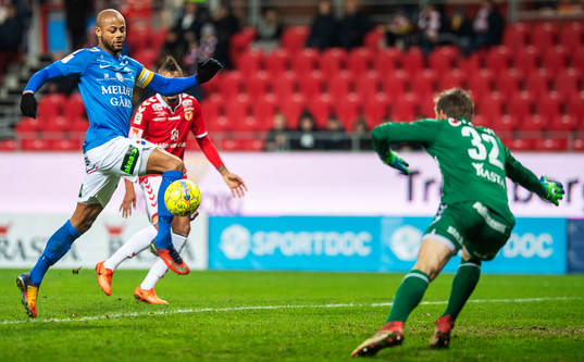 Trelleborgs Salif Camara Jönsson och Kalmars målvakt