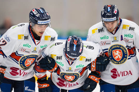 Växjös Austin Ortega får hjälp att lämna plan