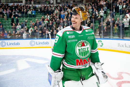 Rögles målvakt Justin Pogge jublar