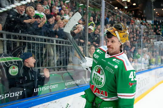 Rögles målvakt Justin Pogge jublar