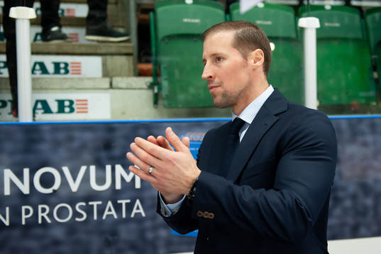Rögles tränare Cam Abbott jublar