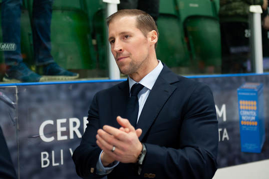 Rögles tränare Cam Abbott jublar
