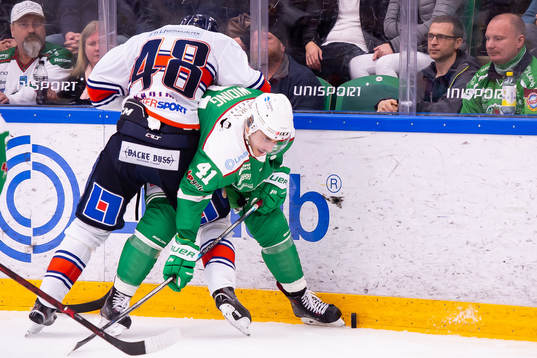Rögles Daniel Widing i underläge mot Växjös Daniel