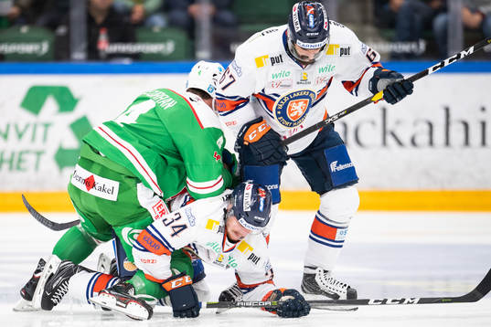 Rögles Kodie Curran trycker ner Växjös Niclas Burström