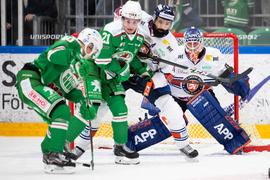Växjös målvakt Viktor Andrén följer Rögles