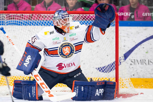 Växjös målvakt Viktor Andrén fångar pucken