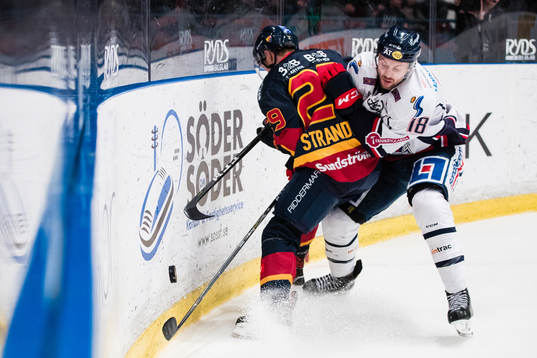 Djurgårdens Sebastian Strandberg i kamp om pucken med