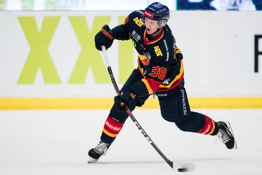 Djurgårdens Olle Alsing med ett skott