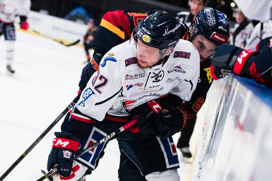 Djurgårdens Gustav Possler i kamp om pucken med