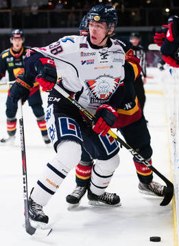 Linköpings Johan Södergran i kamp om pucken med