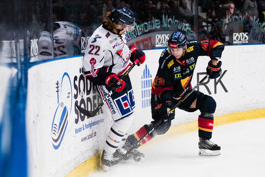 Linköpings Adam Brodecki i kamp om pucken med Djurgårdens