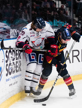 Linköpings Adam Brodecki i kamp om pucken med Djurgårdens