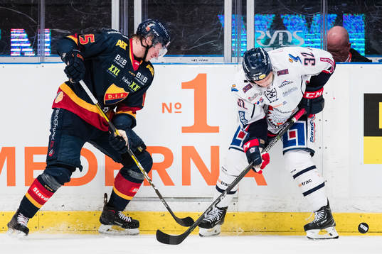 Djurgårdens Jakob Lilja i kamp om pucken med Linköpings