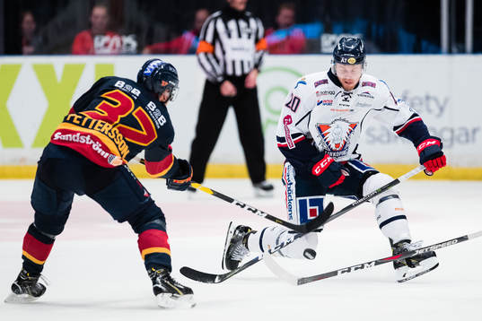 Linköpings Nick Sörensen täcker ett skott från