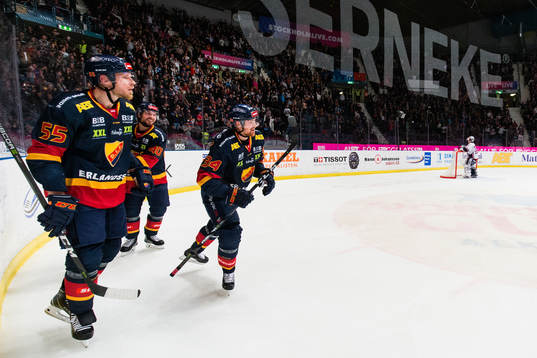 Djurgårdens Daniel Brodin (h) jublar