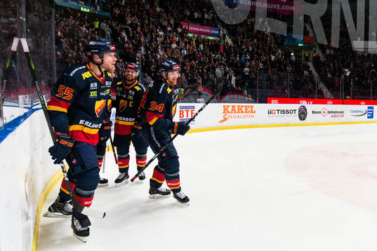 Djurgårdens Daniel Brodin (h) jublar
