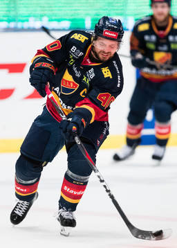 Djurgårdens Jacob Josefson med pucken
