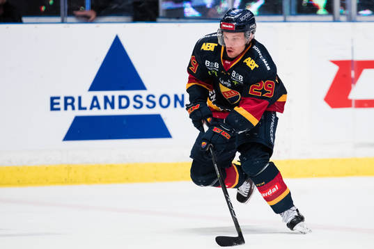 Djurgårdens Sebastian Strandberg med pucken
