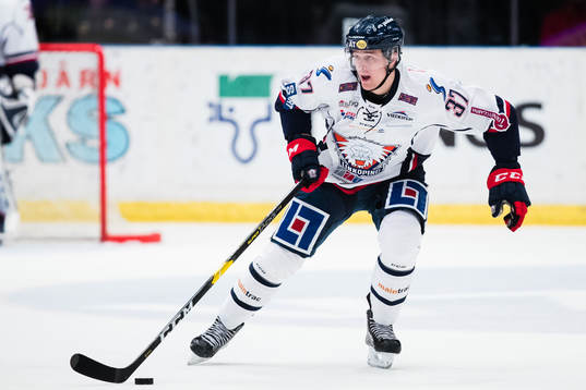 Linköpings Adam Ginning med pucken
