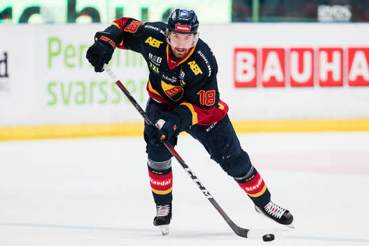 Djurgårdens Albin Lundin med pucken