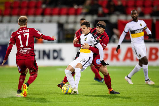 s Tarik Elyounoussi och Östersunds Douglas Bergqvist