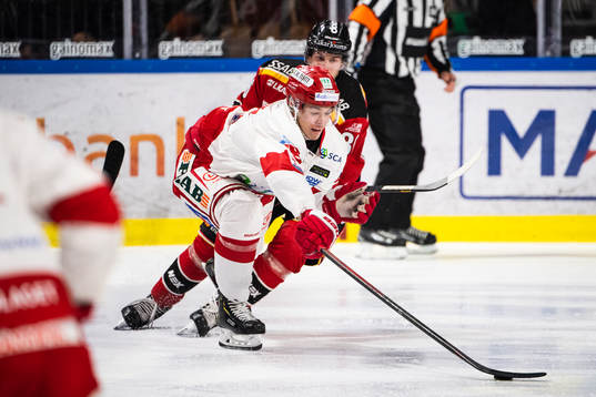 Timrås Patrik Blomberg och Linköpings Luleås Emil Larsson