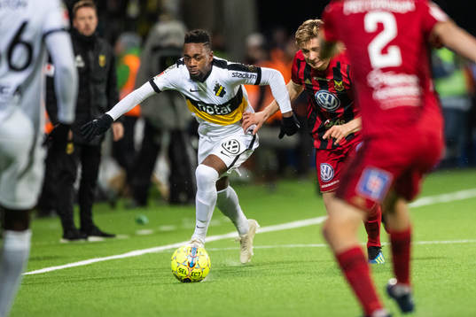 s Heradi Rashidi och Östersunds Ludvig Fritzson i kamp om